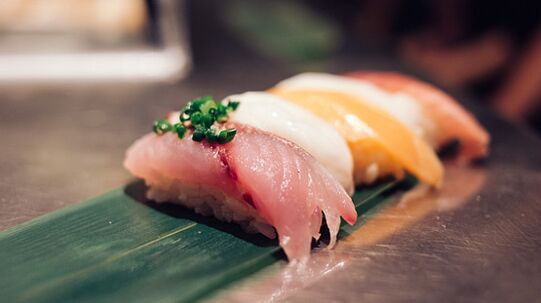 تعتبر أطباق الأسماك الطازجة كنزًا دفينًا للبروتين والأحماض الدهنية في النظام الغذائي الياباني