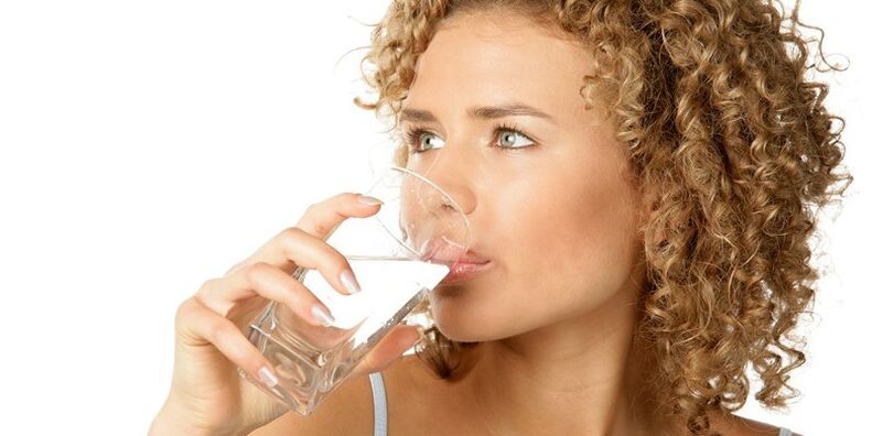في نظامك الغذائي يجب أن تشرب 1. 5 لتر من الماء النقي بالإضافة إلى سوائل أخرى