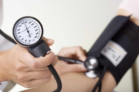 لا يُسمح للمرضى الذين يعانون من ارتفاع ضغط الدم بتناول الطعام بتكاسل